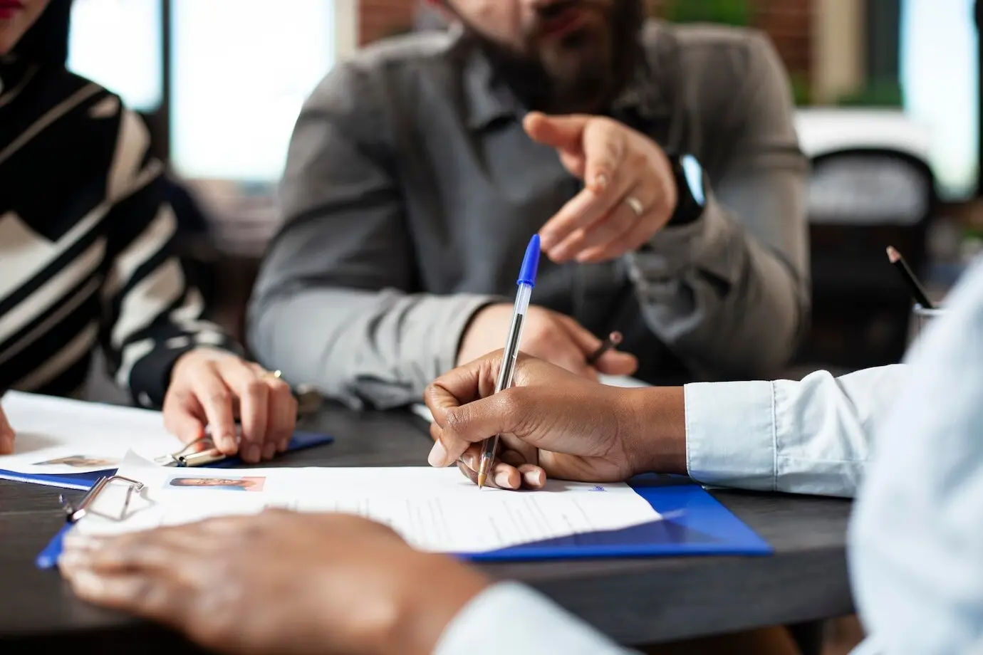 Persona negra firmando un contrato de trabajo