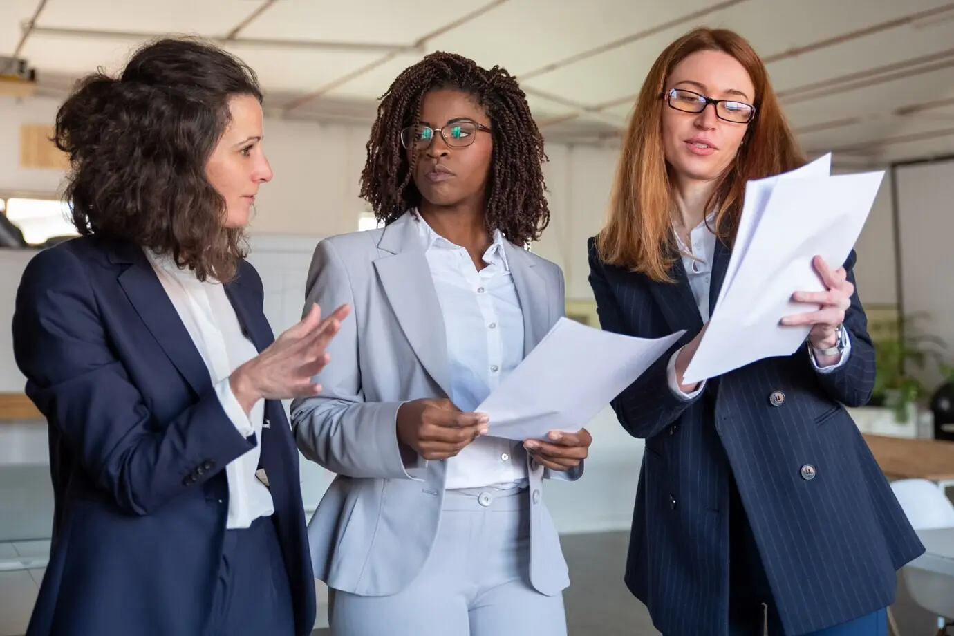 Colega maduro explicando detalles de un nuevo proyecto